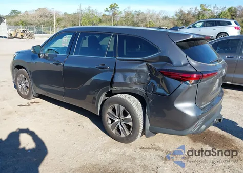 2022 Toyota Highlander Xle z USA, uszkodzony, nr VIN 5TDHZRBH5NS585341